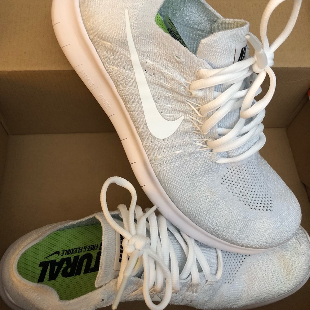 Nike flynknit platinum free runs. Size 8.5